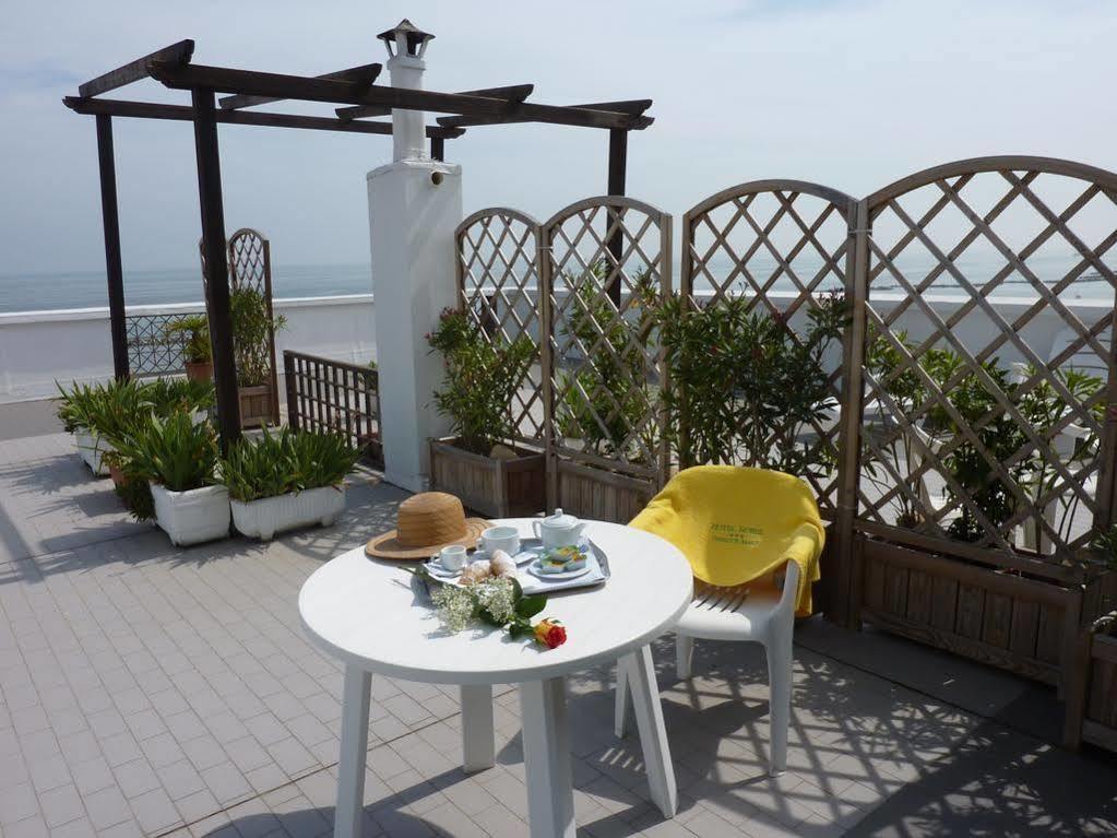 Hotel Nobel Gabicce Mare Esterno foto